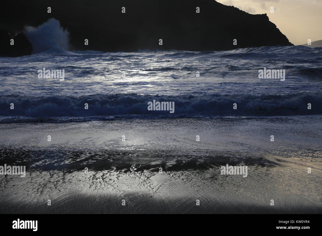 Les vagues agitées à une plage en Irlande Banque D'Images