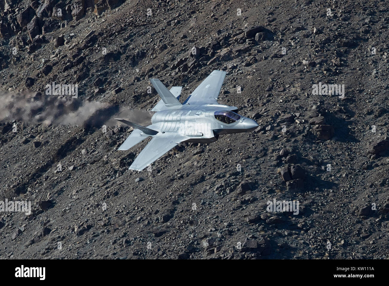 Lockheed Martin F-35A Lightning II Joint Strike Fighter (Stealth Jet Fighter), volant à faible niveau à travers un désert Valley en Californie, USA. Banque D'Images