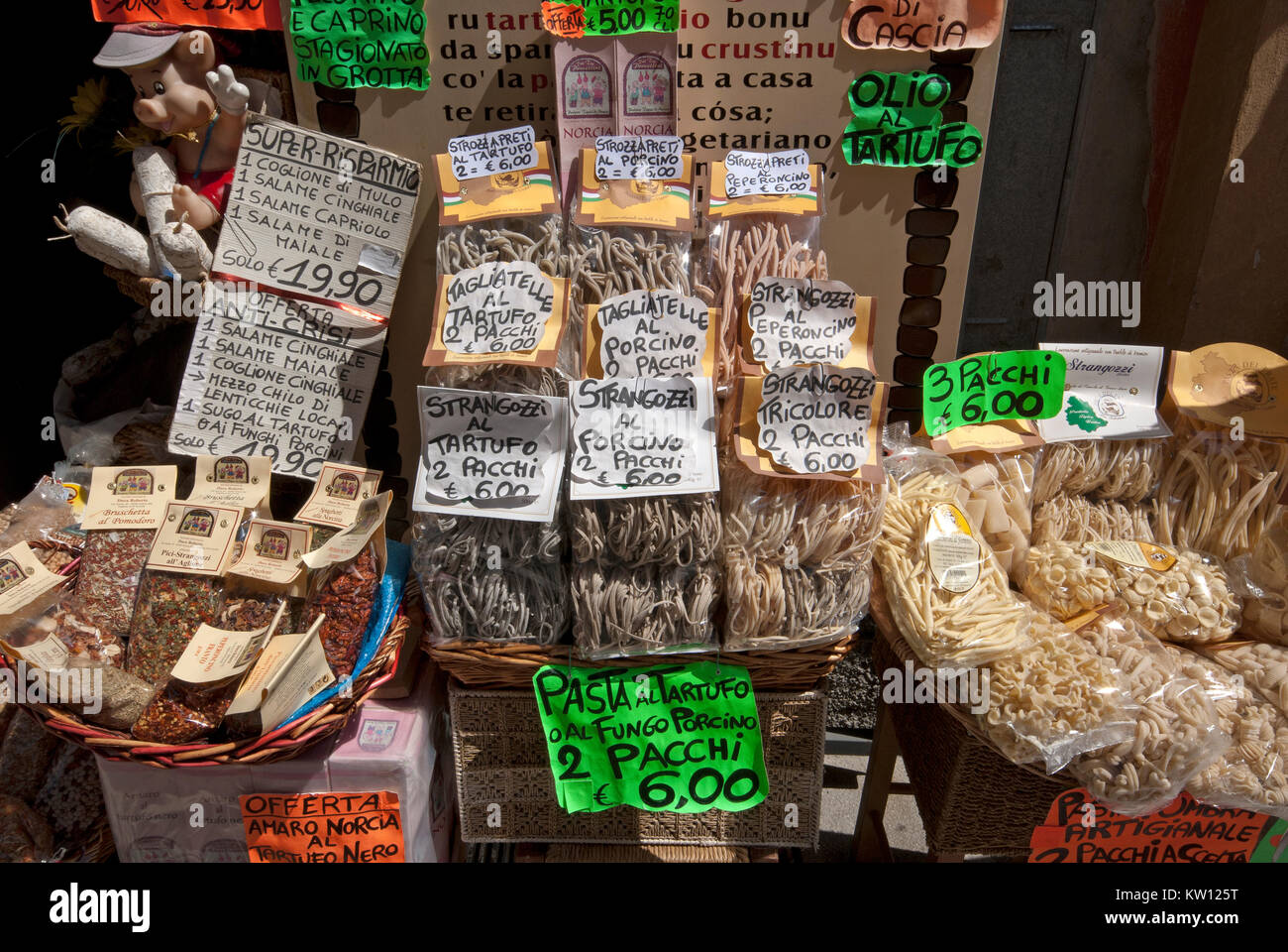 Pâtes typiques à vendre à Norcia, Ombrie, Italie Banque D'Images