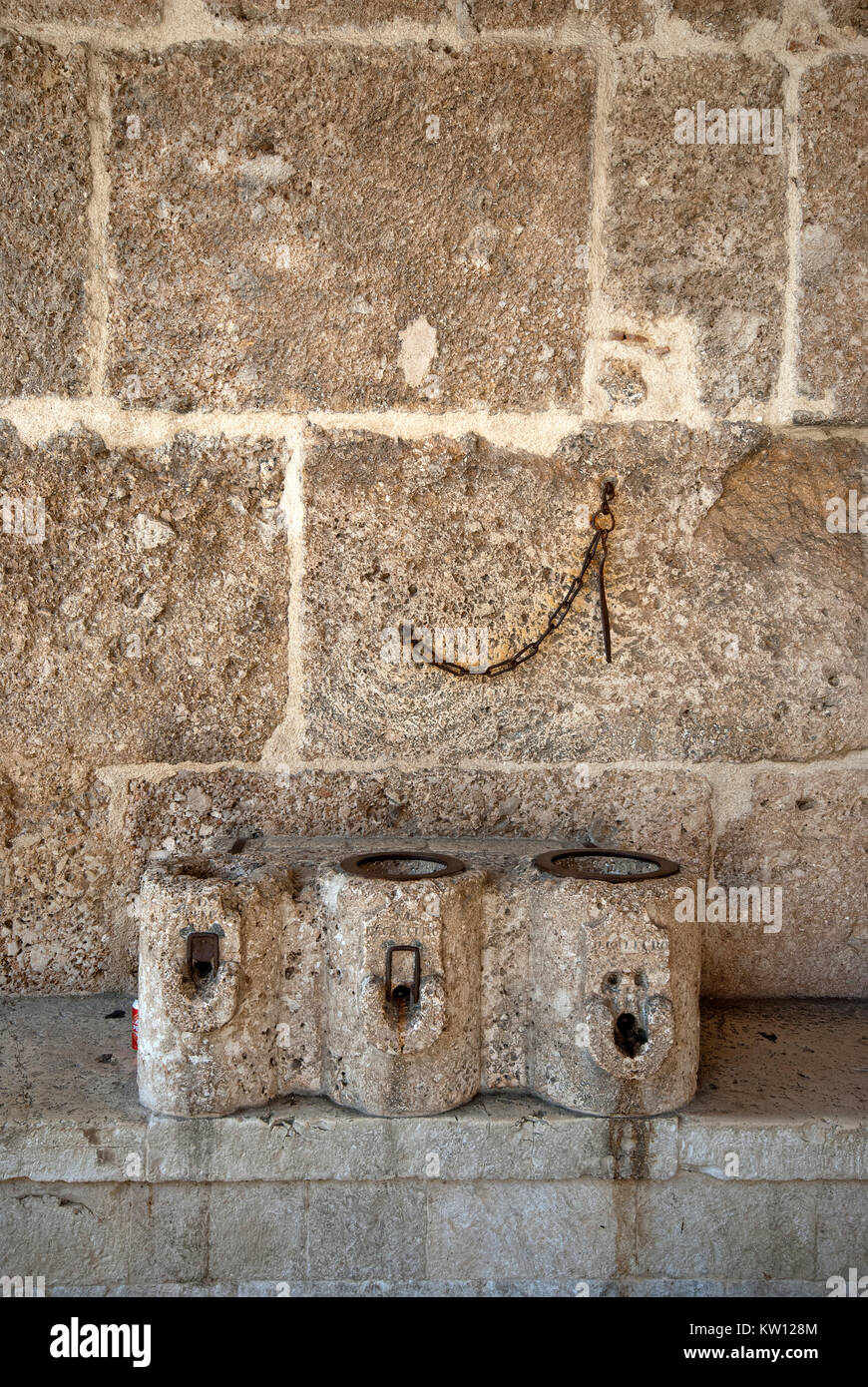 Les récipients en pierre connu sous le nom de "mesures" dans l'ancien marché couvert de céréales, connu sous le porche de mesures, Norcia (avant 2016) séisme, Ombrie, Italie Banque D'Images