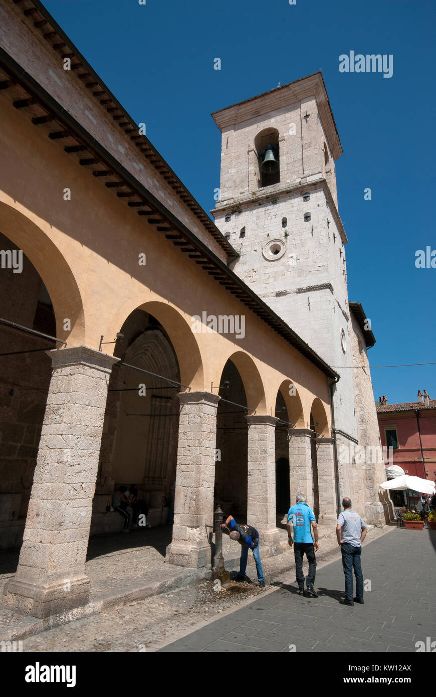Ancien marché couvert de céréales, connu sous le porche de mesures, à côté de l'église de San Benedetto à Norcia (avant 2016) séisme, Ombrie, Italie Banque D'Images