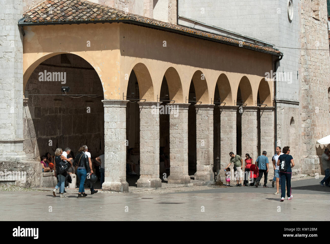 Ancien marché couvert de céréales, connu sous le porche de mesures, à côté de l'église de San Benedetto à Norcia (avant 2016) séisme, Ombrie, Italie Banque D'Images