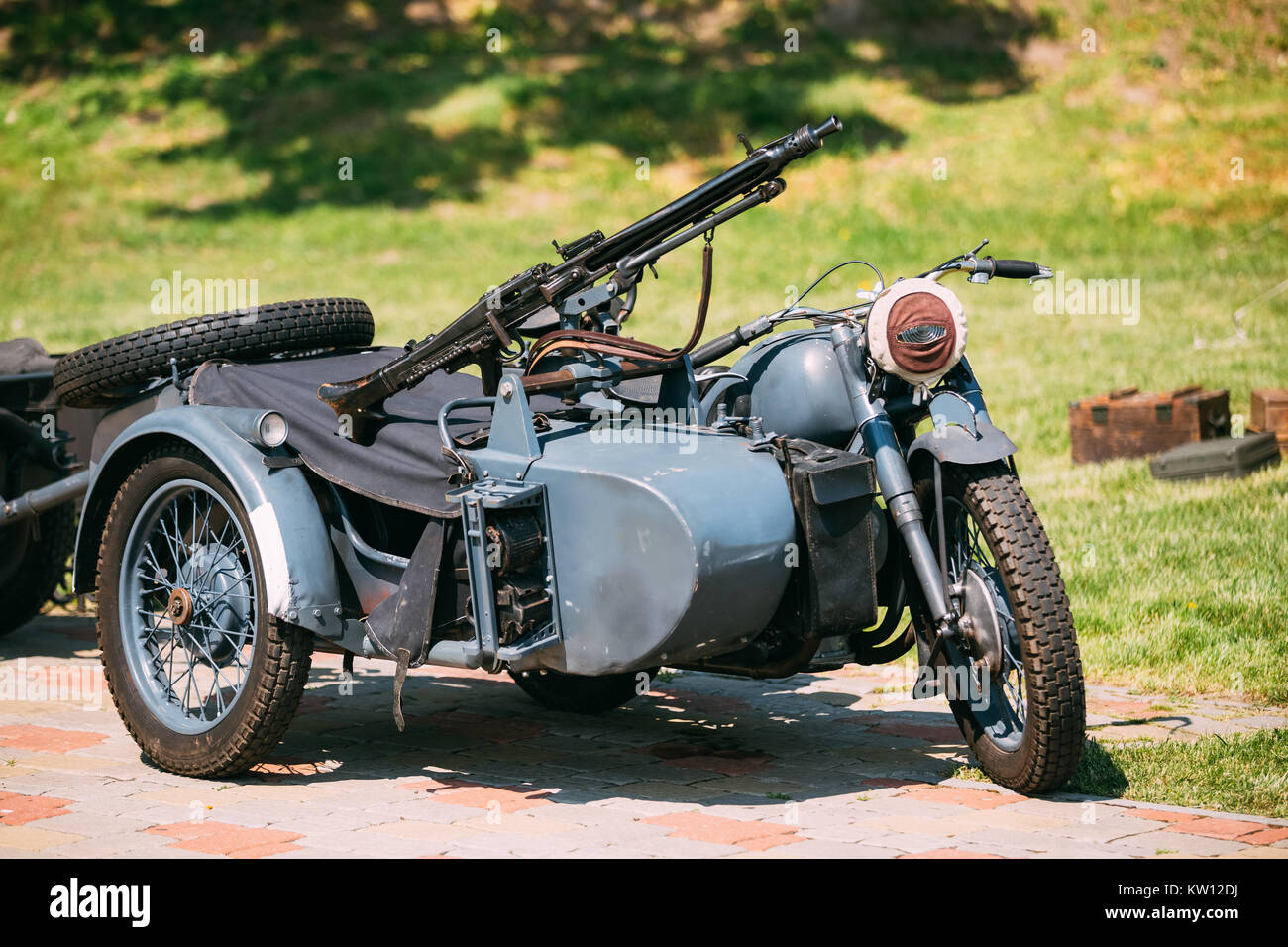 Vieux Tricar, motocyclette à trois roues moto avec la mitrailleuse sur le side-car de la Wehrmacht, les Forces armées de l'Allemagne nazie de la Seconde Guerre mondiale, 2 fois dans l'été ensoleillé Par Banque D'Images