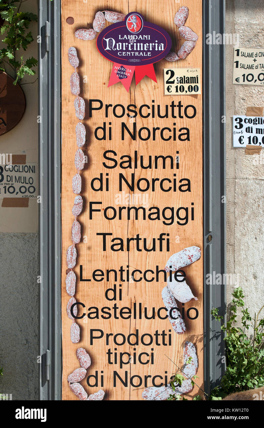 Signe d'une supérette à Norcia, Ombrie, Italie Banque D'Images
