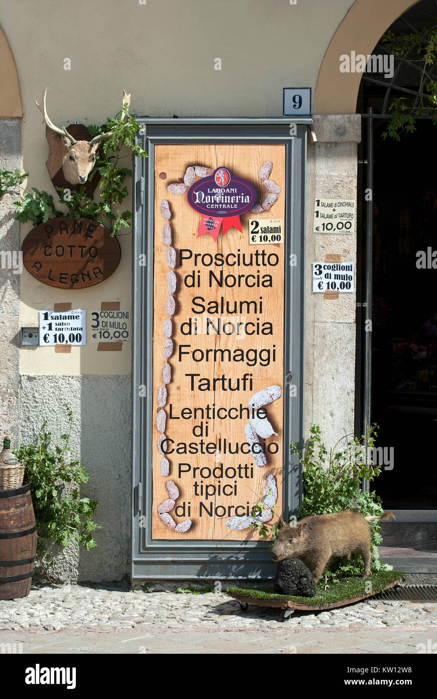 Signe d'une supérette à Norcia, Ombrie, Italie Banque D'Images