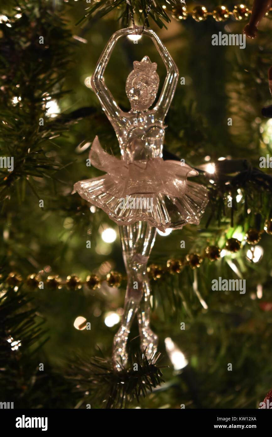 Ballerine de verre ornement sur l'arbre de Noël Photo Stock - Alamy