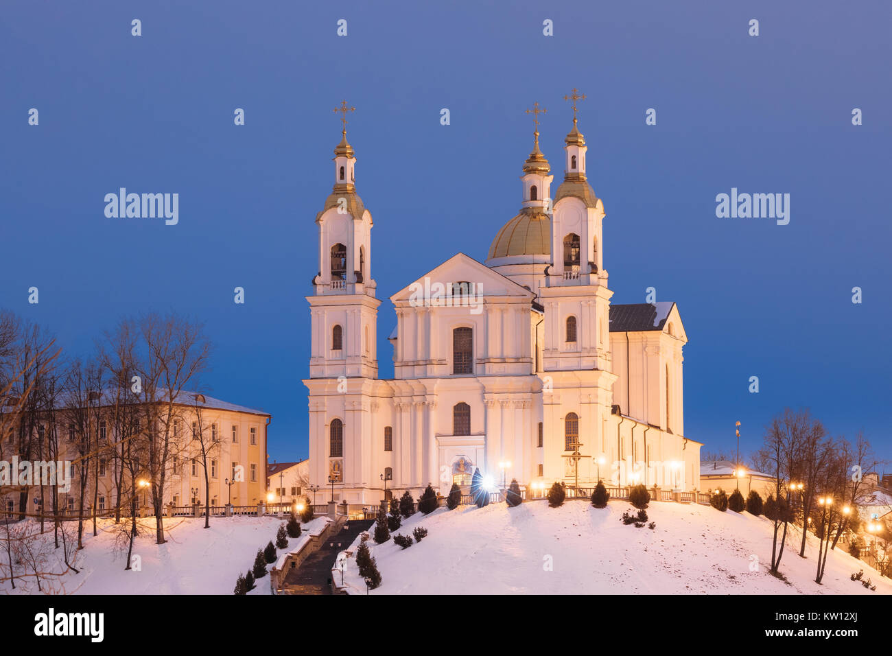 Minsk, Belarus. Soirée d'hiver Vue du célèbre monument est l'église cathédrale de l'Assomption dans la ville sur la Colline du Mont Uspensky dans Night Street Lights Il Banque D'Images