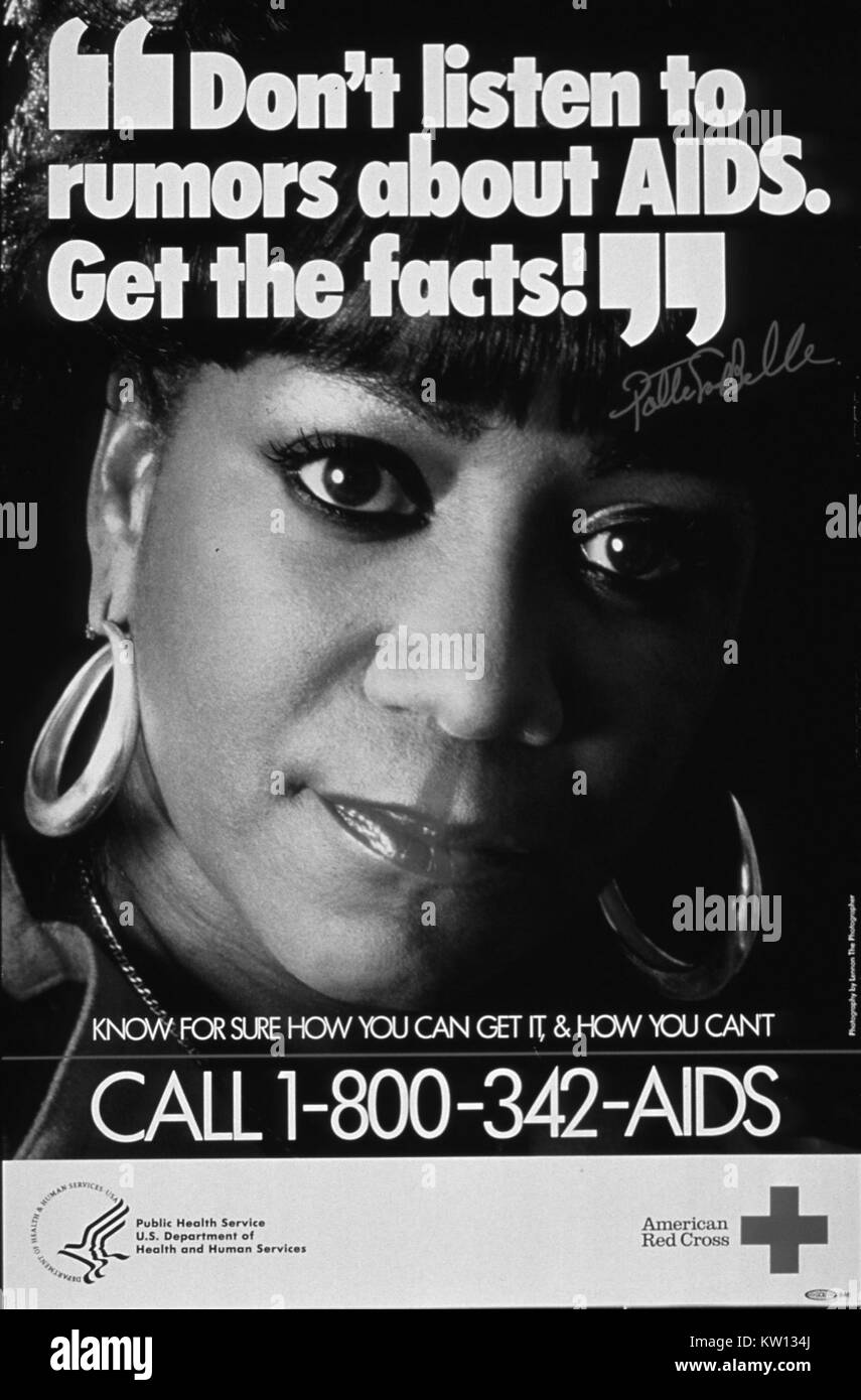 Singer Patti Labelle, avec l'affiche de la santé publique concernant le syndrome d'immunodéficience acquise (SIDA) ou le virus de l'immunodéficience humaine (VIH). Image courtoisie Bibliothèque Nationale de Médecine, 1990. Banque D'Images