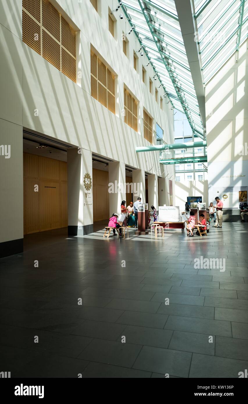 Les visiteurs marchent à travers les couloirs ensoleillés de l'Asian Art Museum de San Francisco, Californie, 2016. Banque D'Images