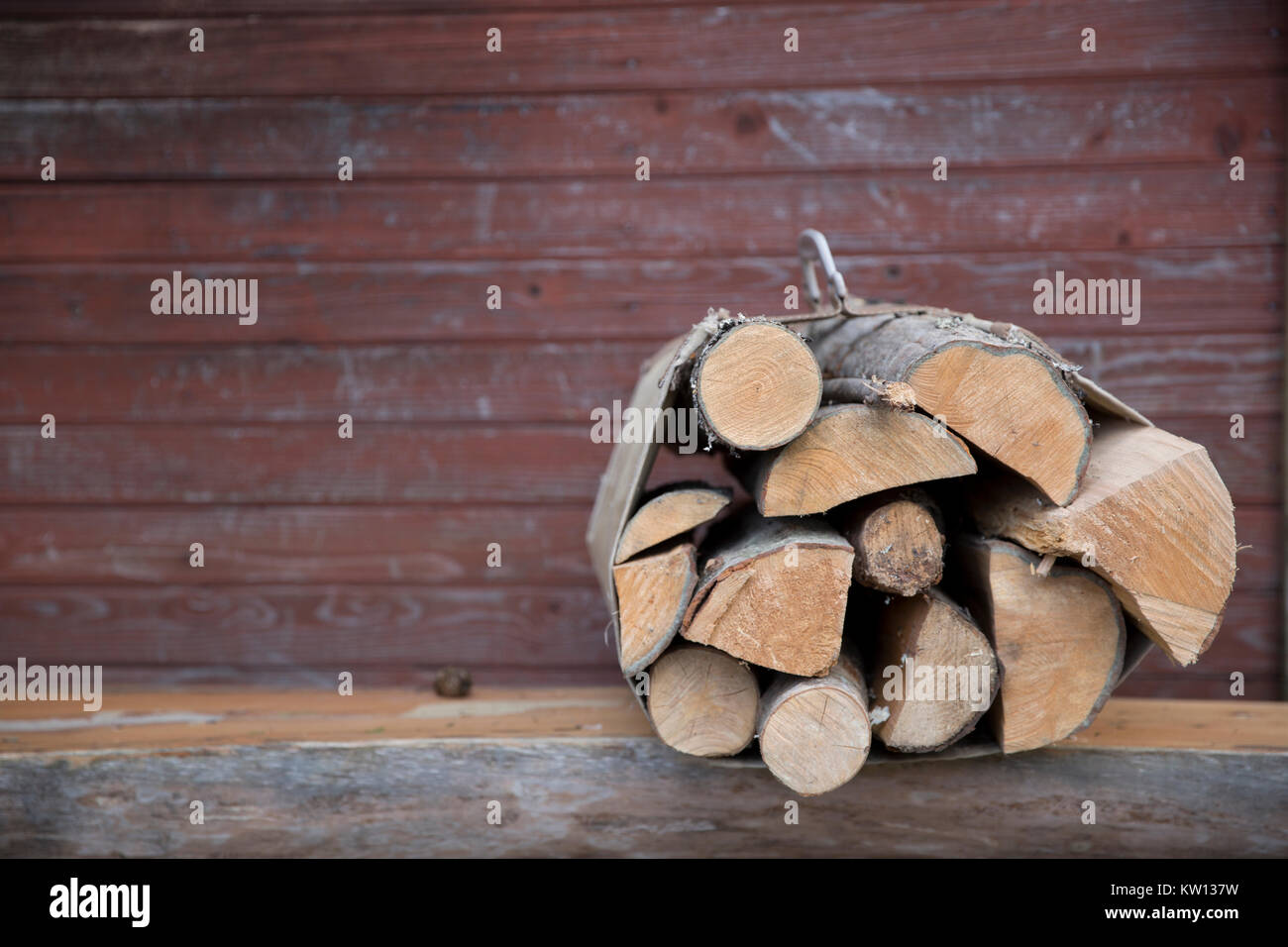 Panier de bois de chauffage sur fond de bois Banque D'Images