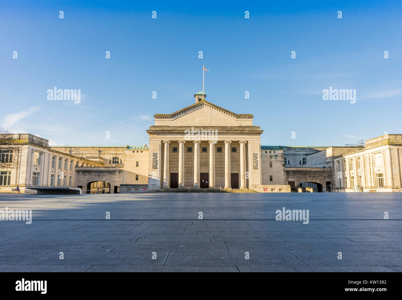 Vue sur la place sur une claire Guildhall journée ensoleillée avec l'O2 et le Guildhall Civic Centre tour de l'horloge, Southampton, England, UK Banque D'Images