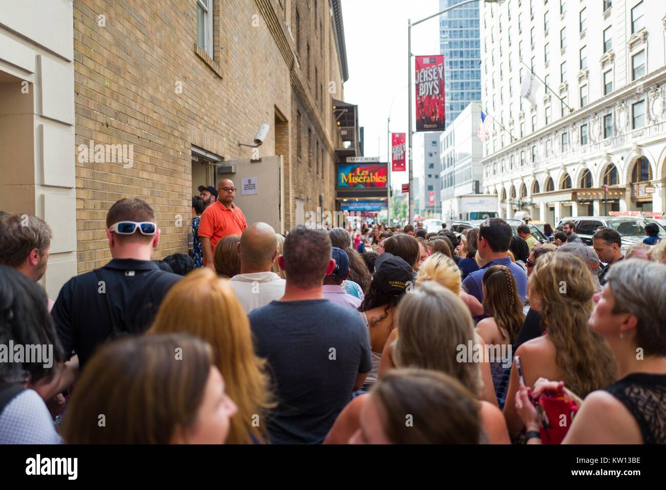 Après une représentation de la comédie musicale Hamilton deux jours avant créateur Lin Manuel Miranda son départ de la série, fans d'attente à la porte dans l'espoir de voir les acteurs de l'afficher comme ils quittent la Richard Rodgers theatre, New York City, New York, 7 juillet 2016. Banque D'Images