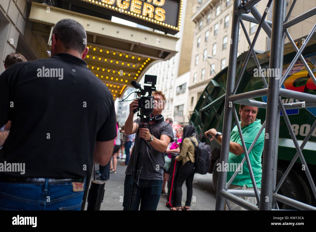 Avant un spectacle de la comédie musicale Hamilton deux jours avant créateur Lin Manuel Miranda son départ de l'émission, le caméraman pour une équipe de nouvelles de télévision prend des images de la foule, New York City, New York, 7 juillet 2016. Banque D'Images