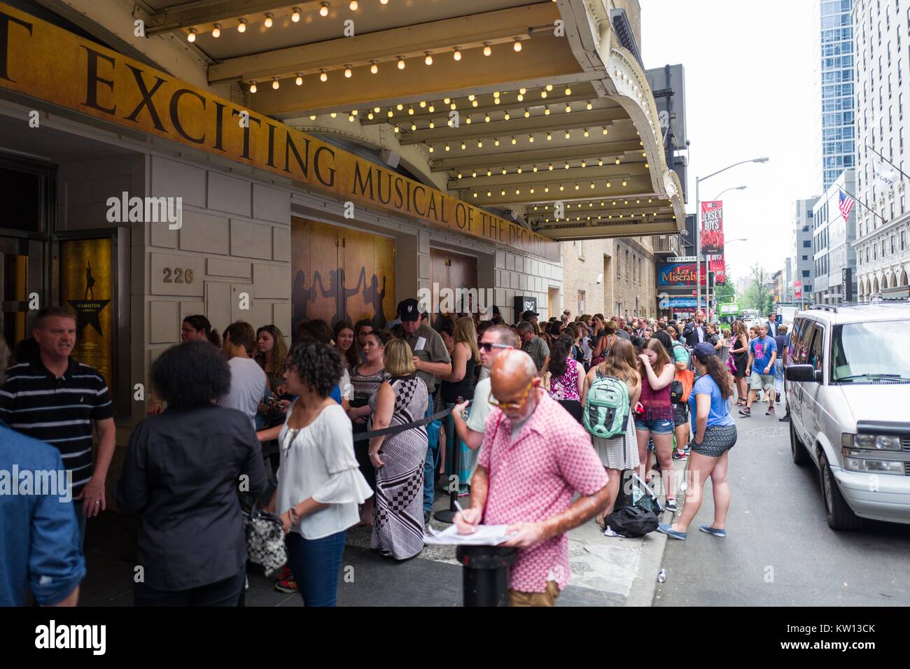 Avant un spectacle de la comédie musicale Hamilton deux jours avant créateur Lin Manuel Miranda son départ de l'émission, les fans font la queue dans l'espoir d'acheter un ticket d'annulation, New York City, New York, 7 juillet 2016. Banque D'Images
