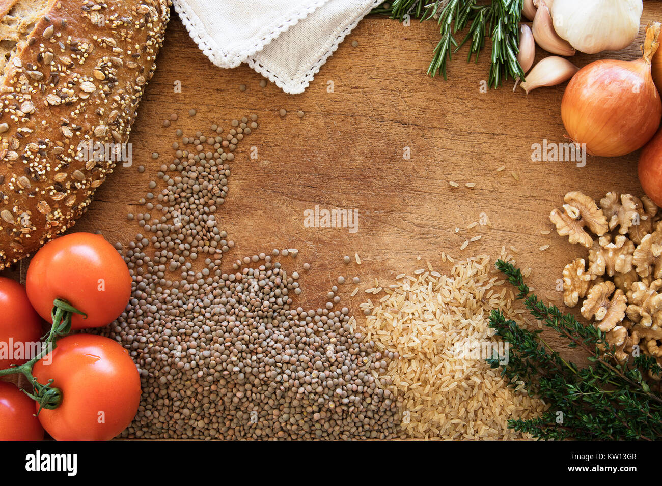 Châssis alimentation saine avec des légumes frais, des herbes et des céréales sur fond de bois rustique (vue de dessus). Banque D'Images