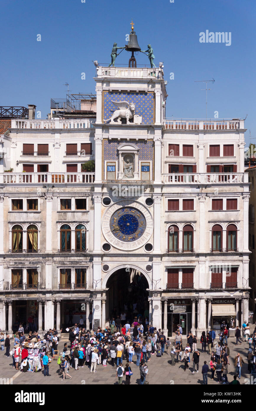 La foule se rassembler devant St Mark's Clocktower, Venise Banque D'Images