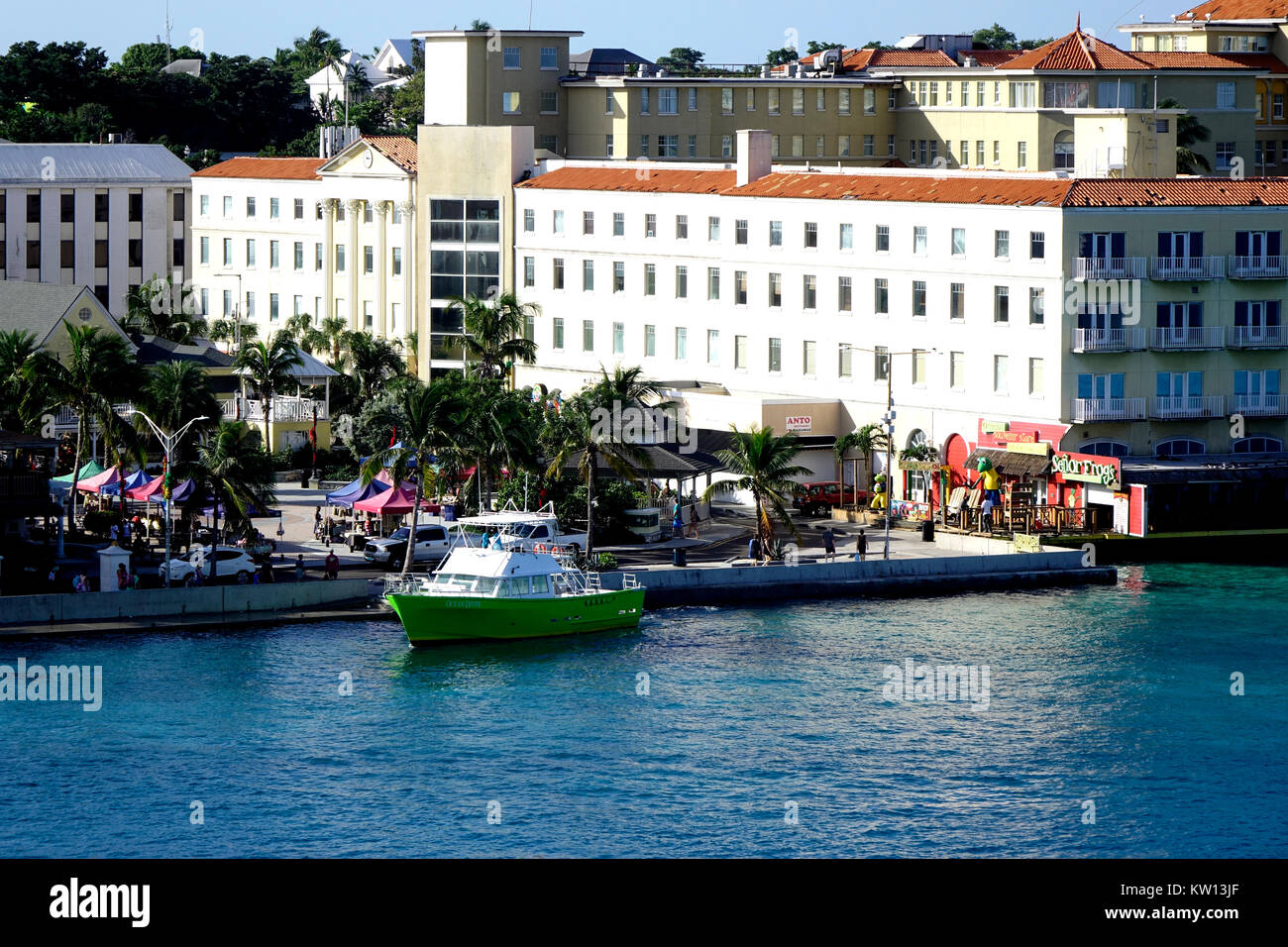 Bateaux de plongée comme le coloré vert, ramasser les plongeurs en apnée et les touristes à Nassau Harbour sur la ville côté mer quay. Banque D'Images