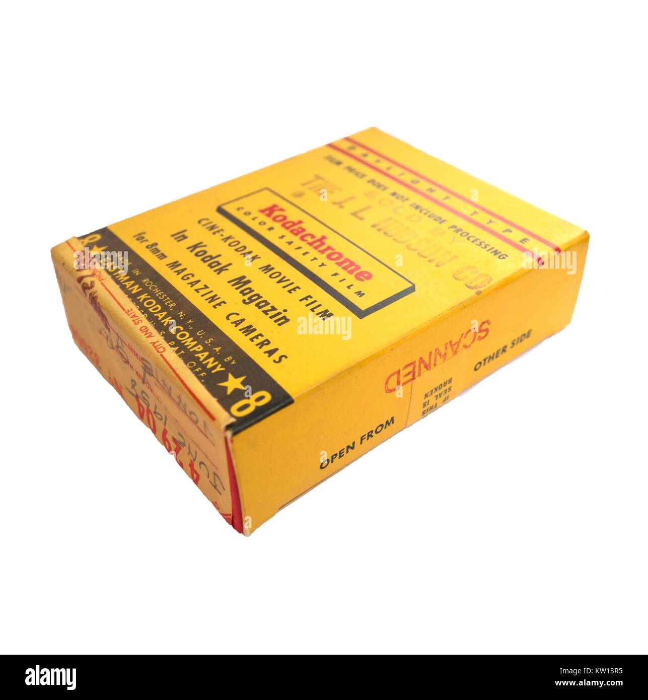 Boîte jaune pour Kodak Kodachrome 8mm film film couleur, fabriqué par la société Eastman Kodak, isolé sur fond blanc, 1958. Banque D'Images