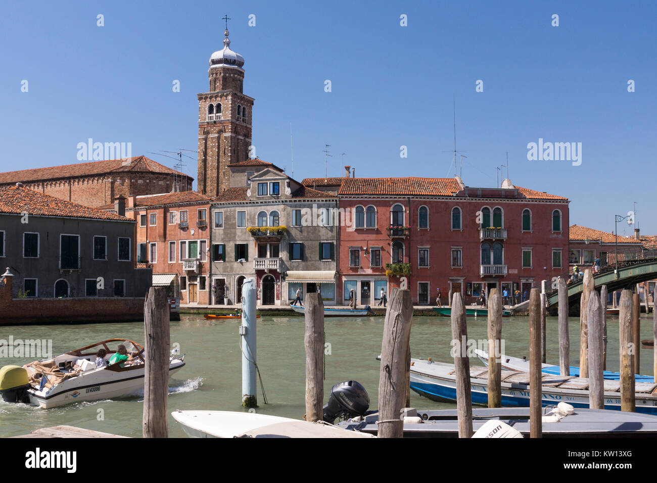 Vue entre bollards à travers le Grand Canal de Murano, vers les bâtiments de style vénitien en face Banque D'Images
