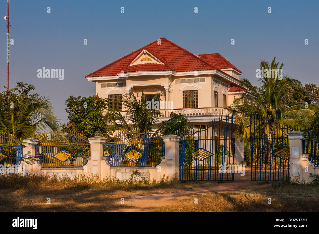 Un riche maison dans un village cambodgien Banque D'Images