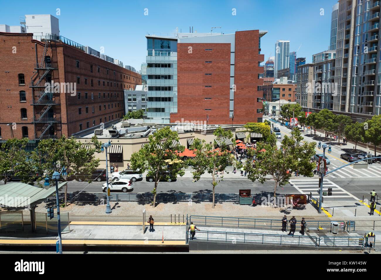 Vue aérienne de la 2e Rue et King Street station pour le San Francisco Municipal Railroad (MUNI) et des bâtiments dans le quartier du bassin de la Chine de San Francisco, Californie, 2016. Banque D'Images