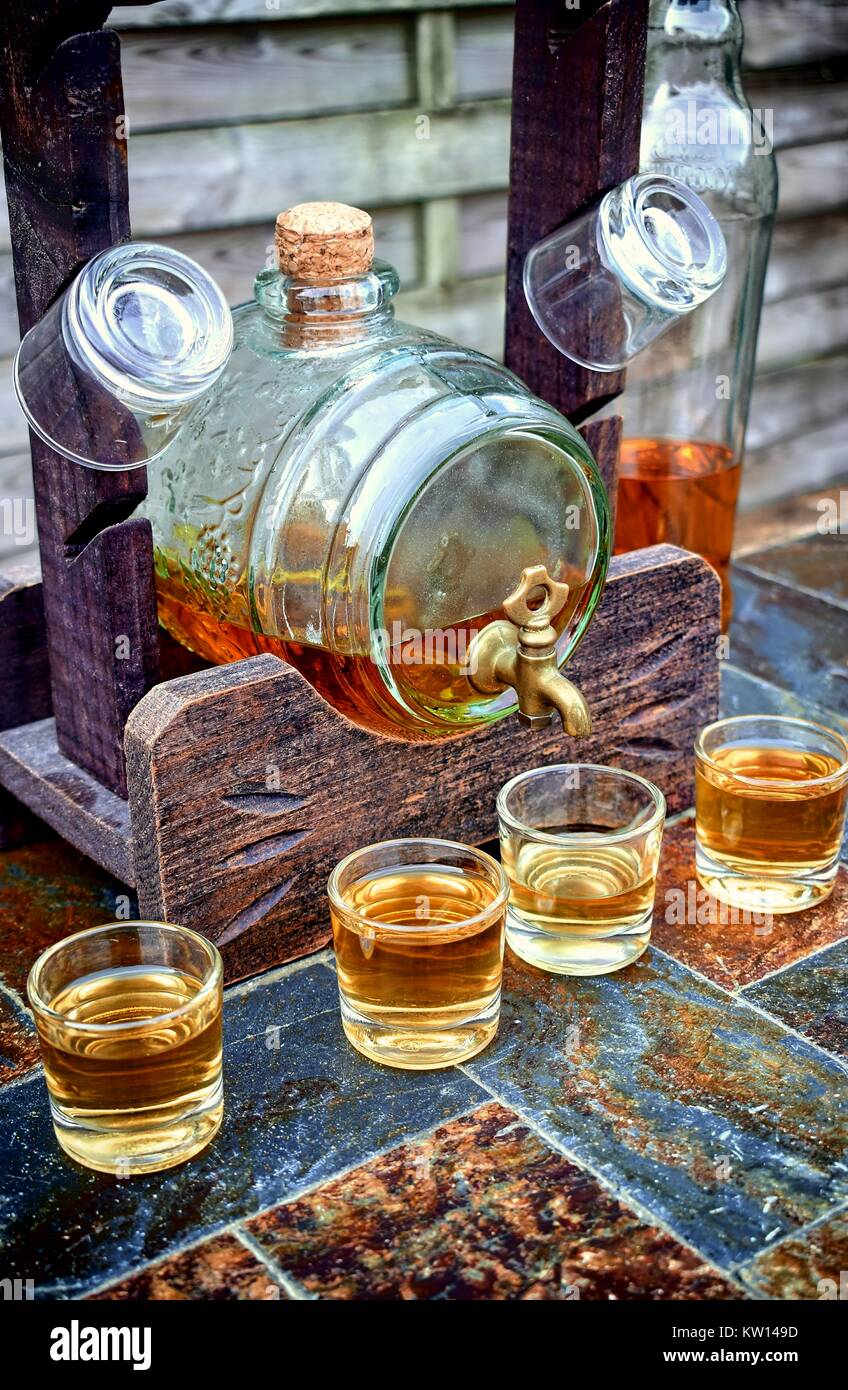 L'alcool,le goût et verre concept-lunettes avec cylindre en verre de whisky, la vieille table en pierre et sur fond de bois. Banque D'Images