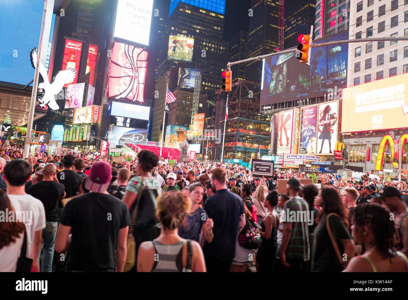 Au cours d'une vie noir Question manifestation à New York Times Square à la suite des coups de décès de Alton Sterling et Philando Castille, militants de bloquer le trafic et affrontez une ligne de policiers de New York (NYPD) La police anti-émeute comme touristes, regardez sur New York City, New York, 7 juillet 2016. Banque D'Images