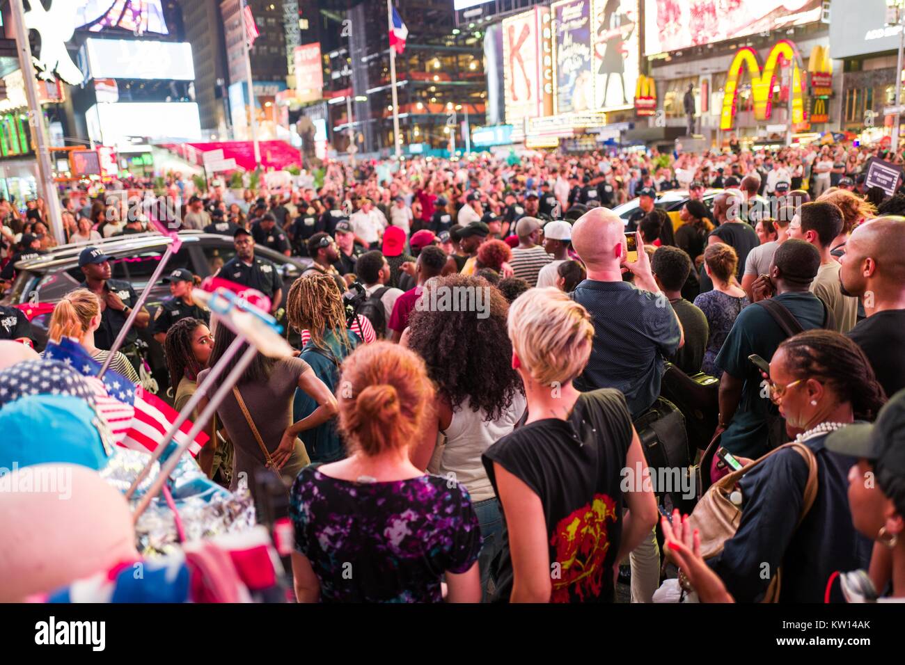 Au cours d'une vie noir Question manifestation à New York Times Square à la suite des coups de décès de Alton Sterling et Philando Castille, militants de bloquer le trafic et affrontez une ligne de policiers de New York (NYPD) police antiémeute, New York City, New York, 7 juillet 2016. Banque D'Images