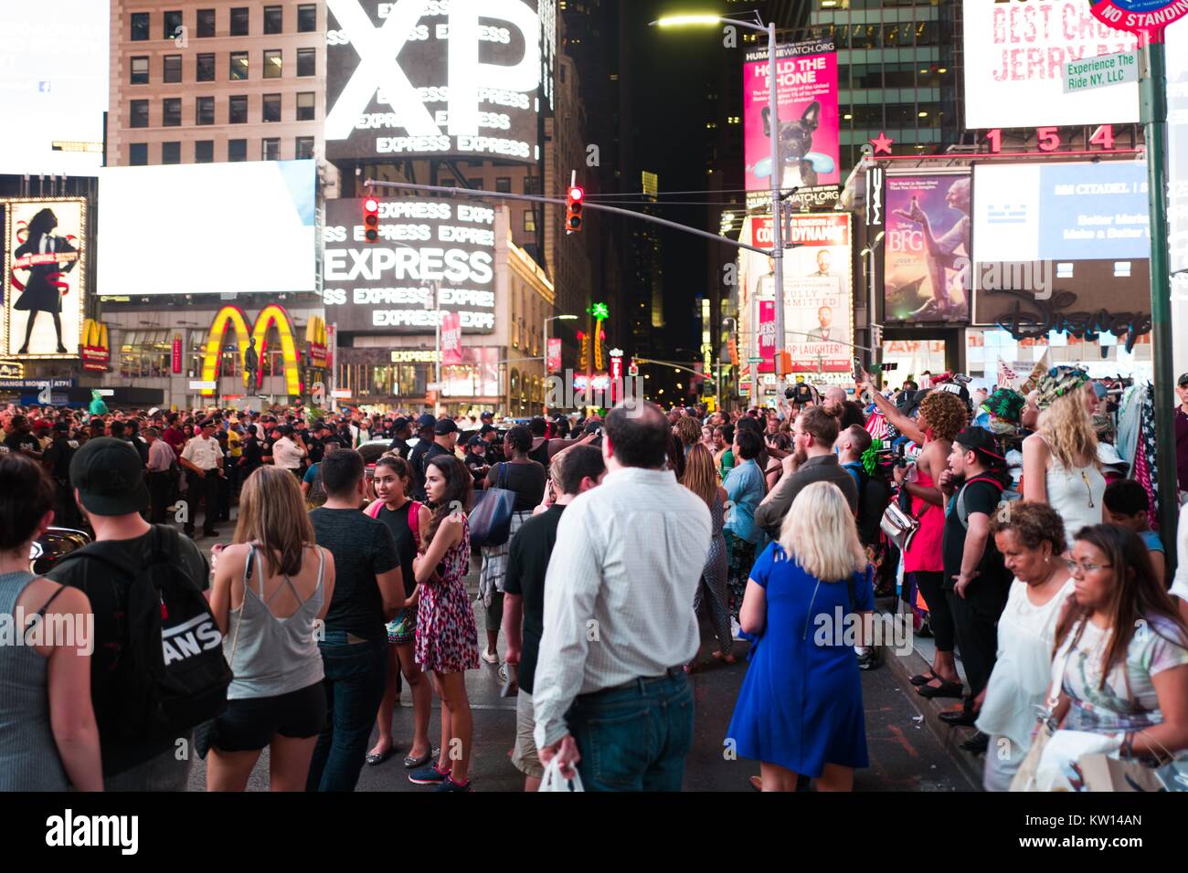 Au cours d'une vie noir Question manifestation à New York Times Square à la suite des coups de décès de Alton Sterling et Philando Castille, militants de bloquer le trafic et affrontez une ligne de policiers de New York (NYPD) La police anti-émeute comme touristes, regardez sur New York City, New York, 7 juillet 2016. Banque D'Images