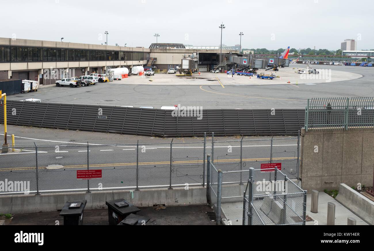 Tarmac et de véhicules de service à l'Aéroport International de Newark, Newark, New Jersey, Juillet, 2016. Banque D'Images