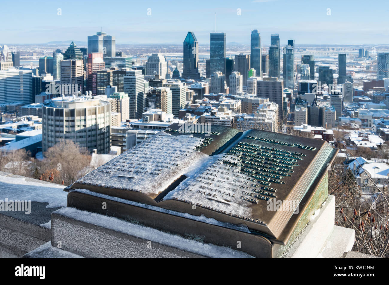 Montréal, CA - 26 décembre 2017 : le centre-ville de Montréal et la plaque de Jacques Cartier situé au sommet du Mont Royal, en hiver. Banque D'Images