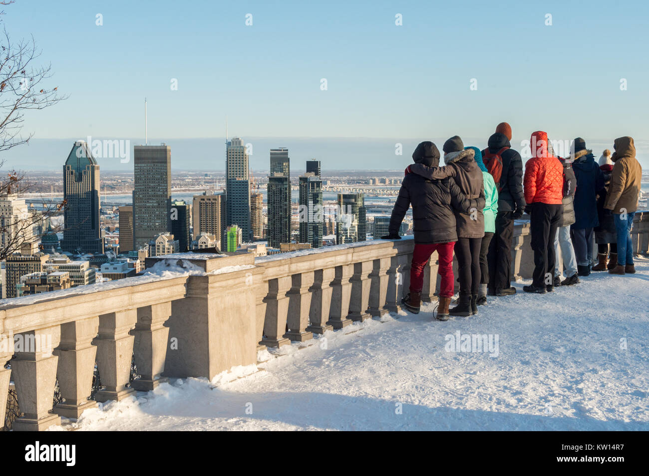 Montréal, CA - 26 décembre 2017 : les touristes à la ville de Montréal au belvédère Kondiaronk à partir en hiver. Banque D'Images