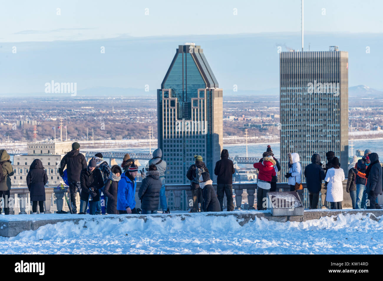 Montréal, CA - 26 décembre 2017 : les touristes à la ville de Montréal au belvédère Kondiaronk à partir en hiver. Banque D'Images