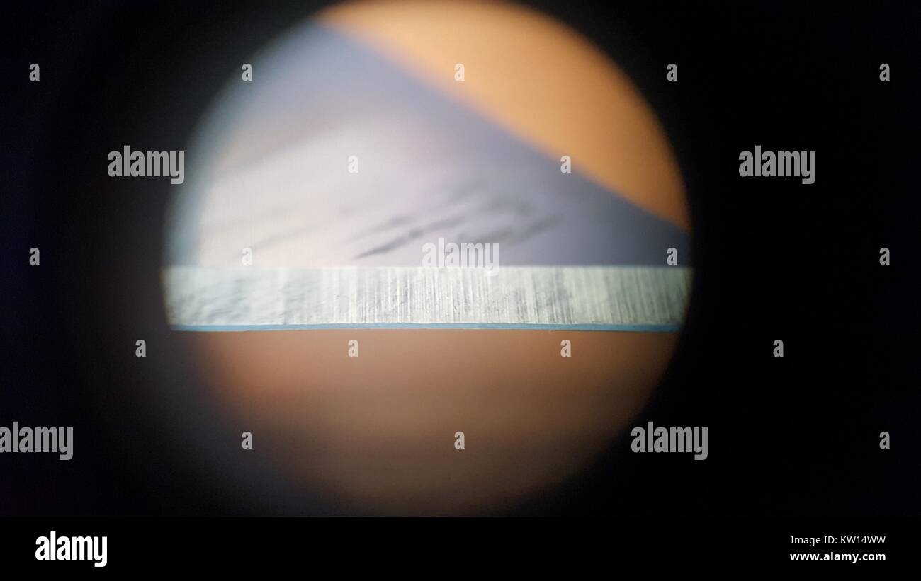 Image au microscope optique à environ 30x de grossissement montrant le bord d'une lame de rasoir, 2016. Banque D'Images