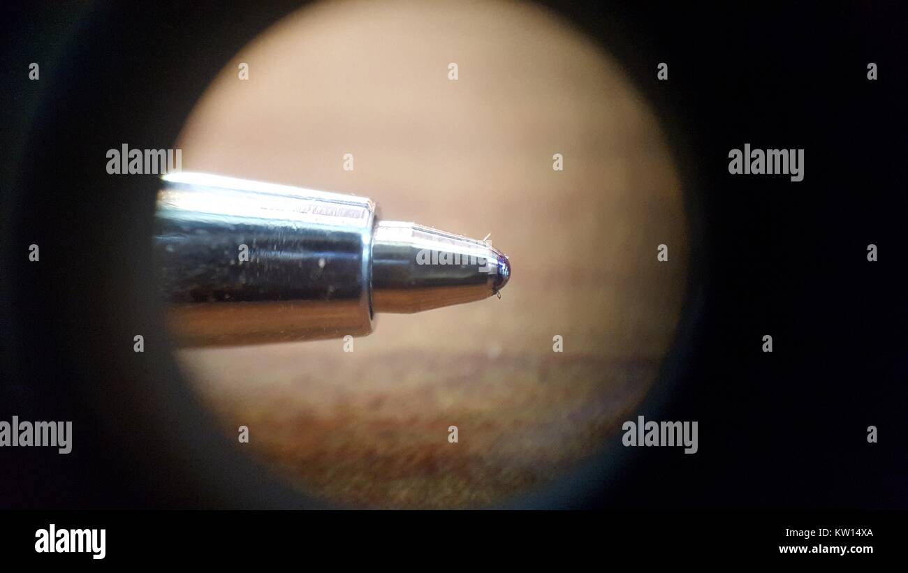 Image au microscope optique à environ 30x de grossissement montrant la fin d'un stylo à bille, 2016. Banque D'Images