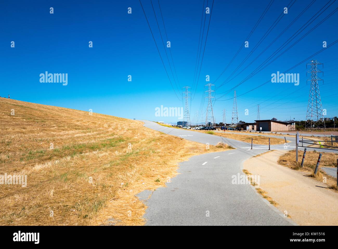 Les lignes électriques et d'un chemin près d'une colline à sec Seal Point Park, San Mateo, Californie, juillet 2016. Banque D'Images