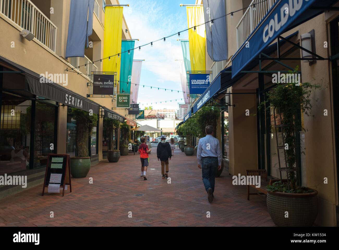 Les gens passent devant les magasins de la Place du Théâtre shopping centre à Orinda, Californie, juillet 2016. Banque D'Images