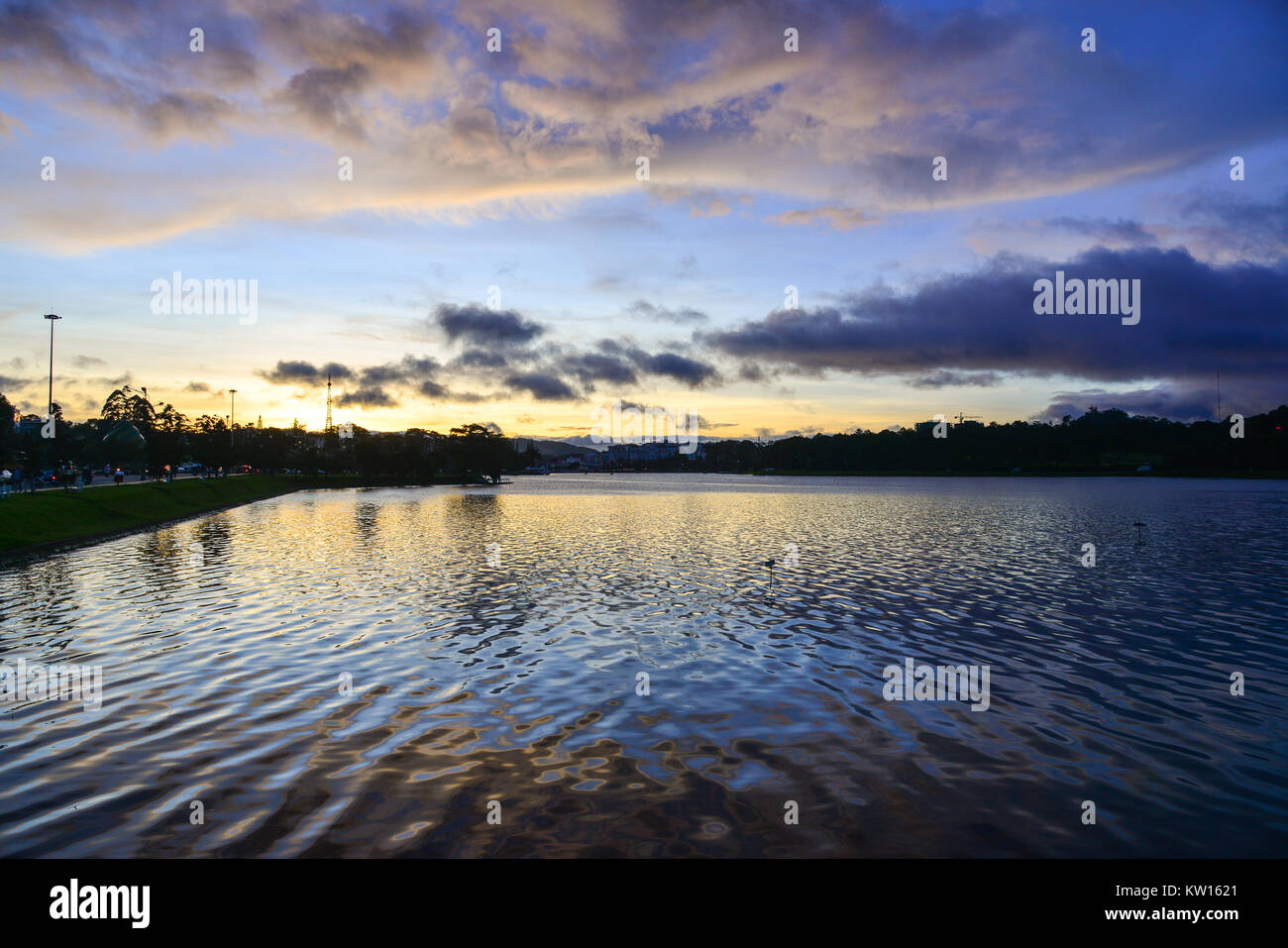 Coucher de soleil sur le lac de Xuan Huong et Dalat dans les Highlands, Lam Dong, au Vietnam. Banque D'Images