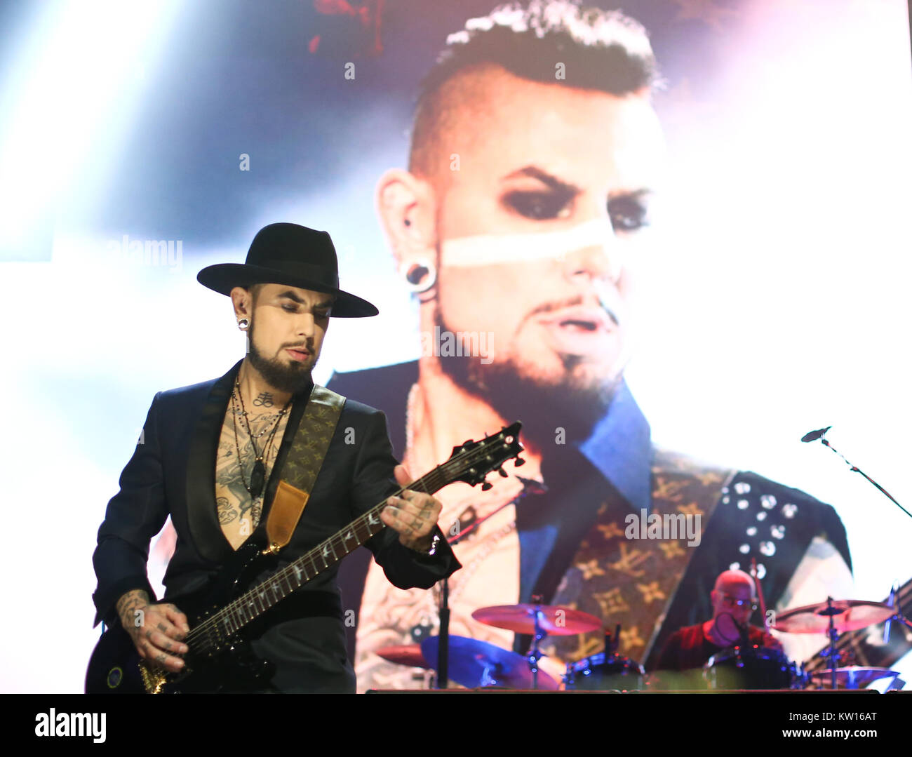 NEW YORK-NOV 29 : Dave Navarro effectue au nord vous salue et Wall Street Legends guitare présente des roches des héros au Terminal 5 à New York. Banque D'Images