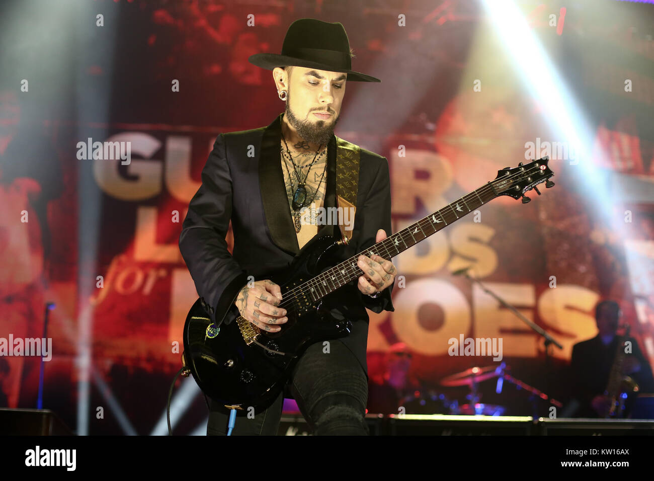 NEW YORK-NOV 29 : Dave Navarro effectue au nord vous salue et Wall Street Legends guitare présente des roches des héros au Terminal 5 à New York. Banque D'Images
