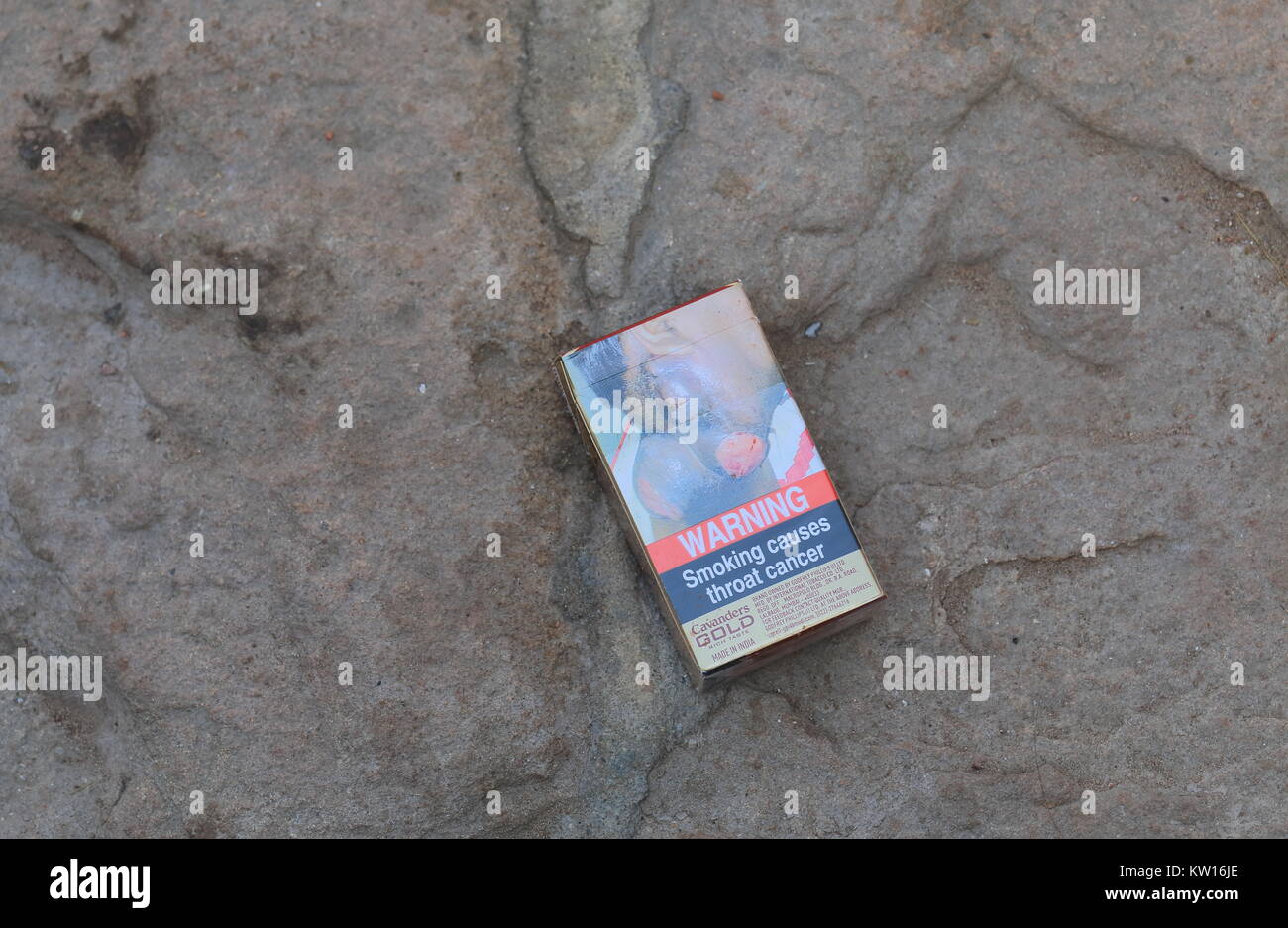 Cigarettes indiennes jeté sur la rue à Jodhpur en Inde. Banque D'Images