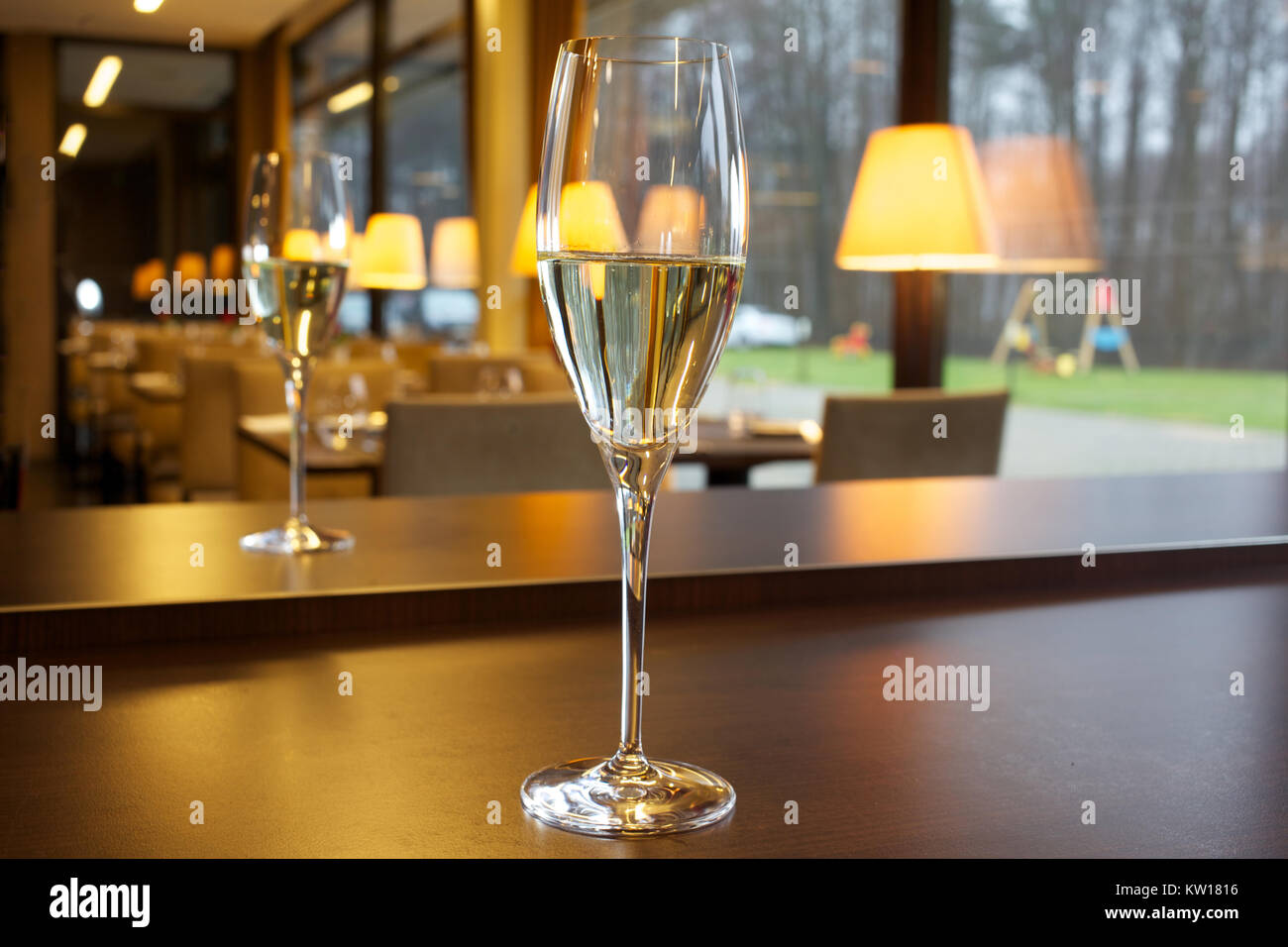 Celebrer Anniversaire Avec Coupe De Champagne Photo Stock Alamy