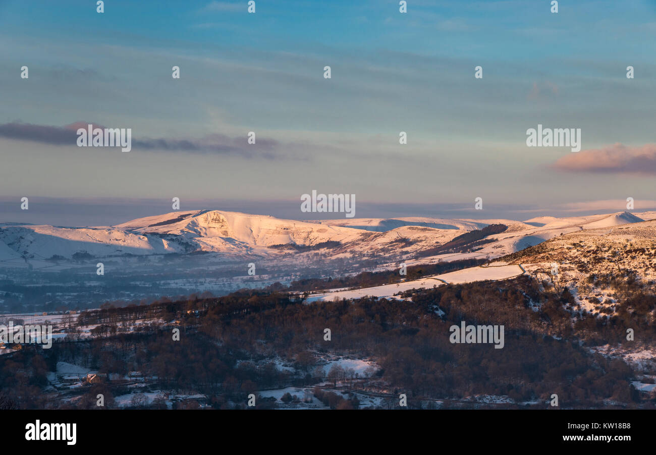 Avis de Mam Tor et l'espoir vallée sur une belle matinée d'hiver dans le Peak District. Aube lumière sur les collines couvertes de neige. Banque D'Images