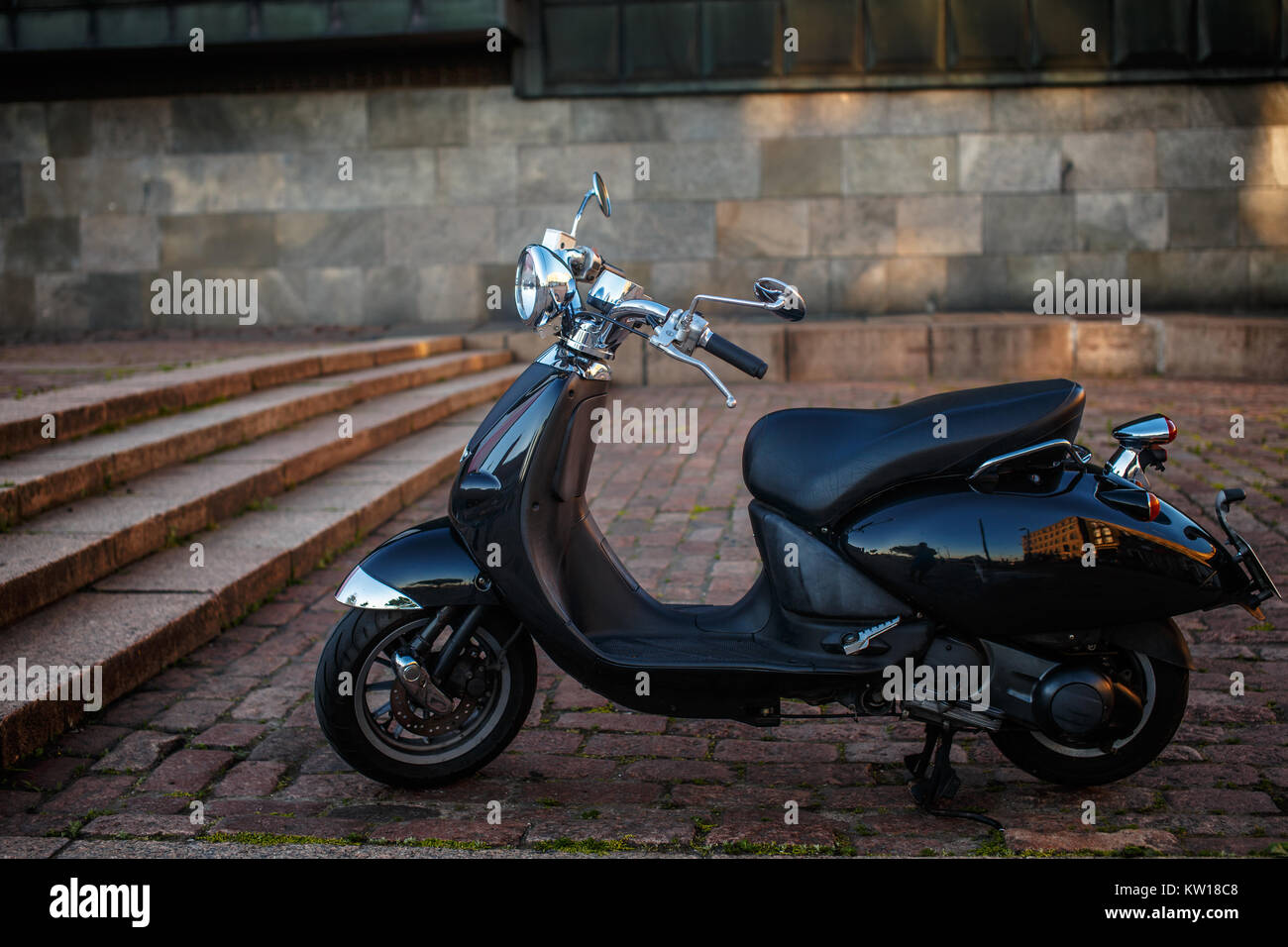 Retro moto scooter sur la rue. Banque D'Images