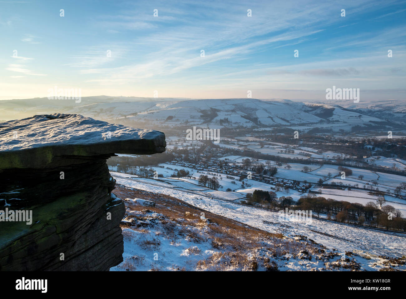 Vue depuis Bamford Edge dans le Peak District sur un froid matin d'hiver. Banque D'Images