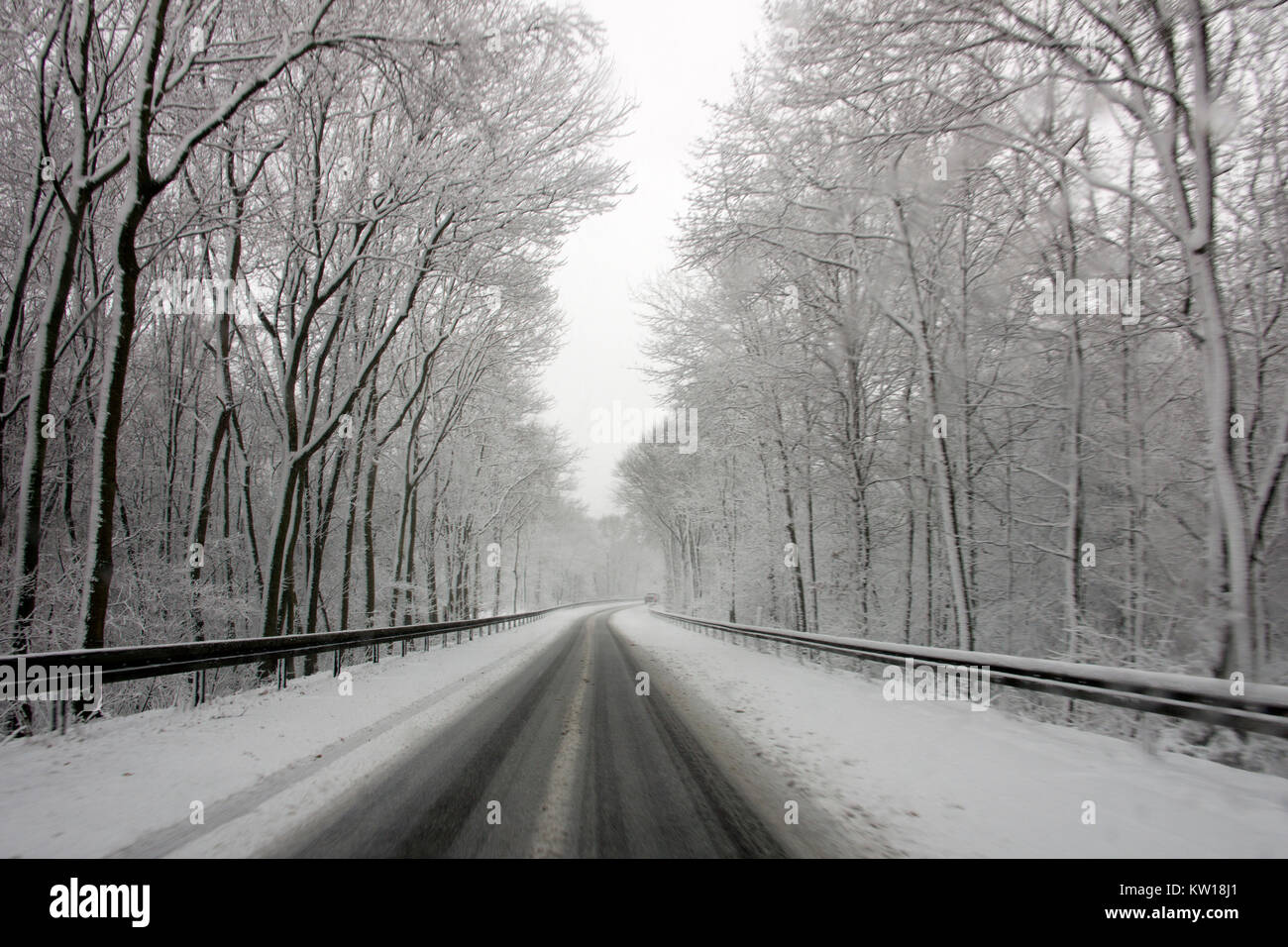 Autoroute sortie en Allemagne couverte de neige Banque D'Images