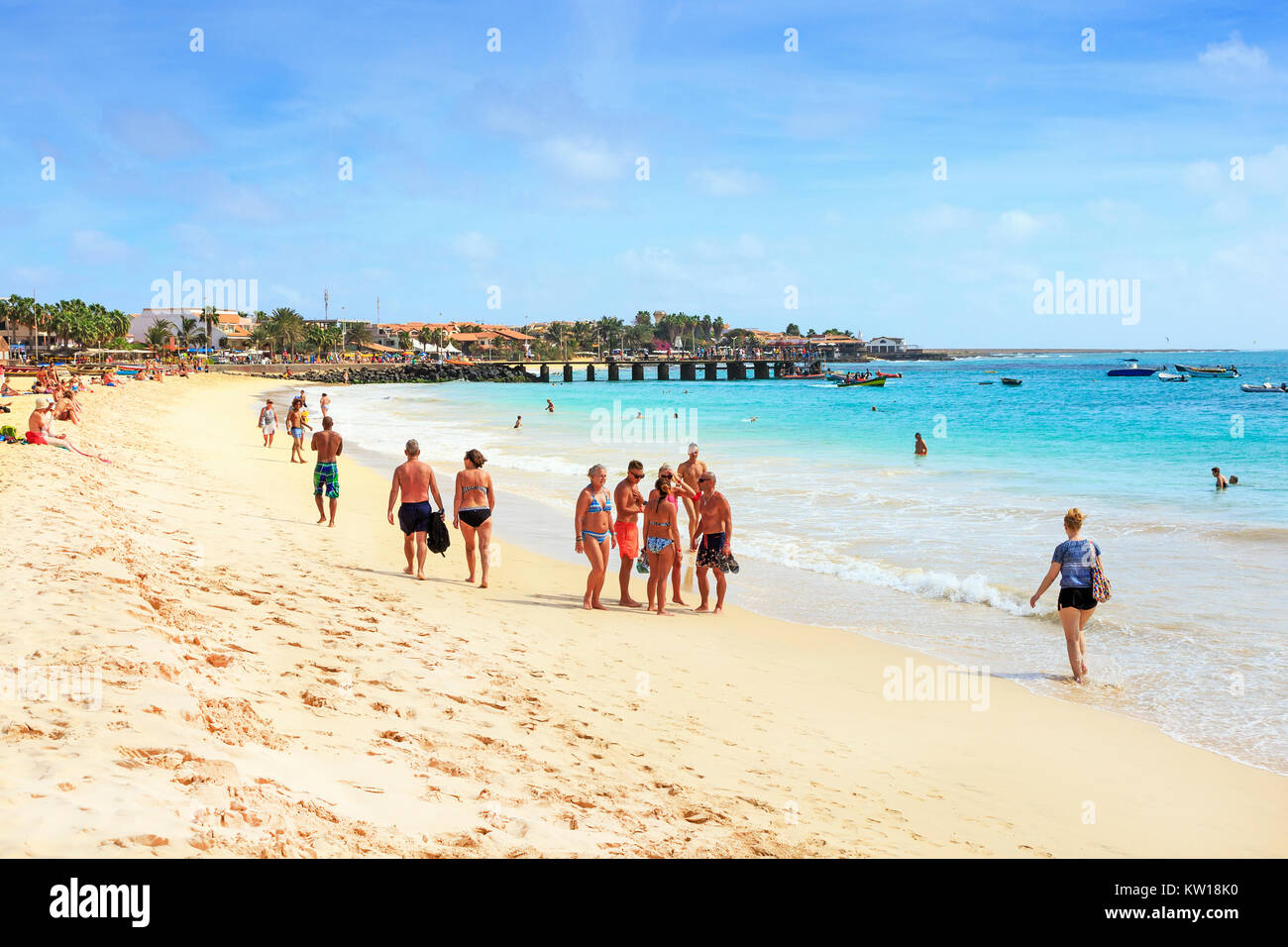 Les touristes et les vacanciers sur la plage publique de Santa Maria, Cap Vert, Afrique Banque D'Images