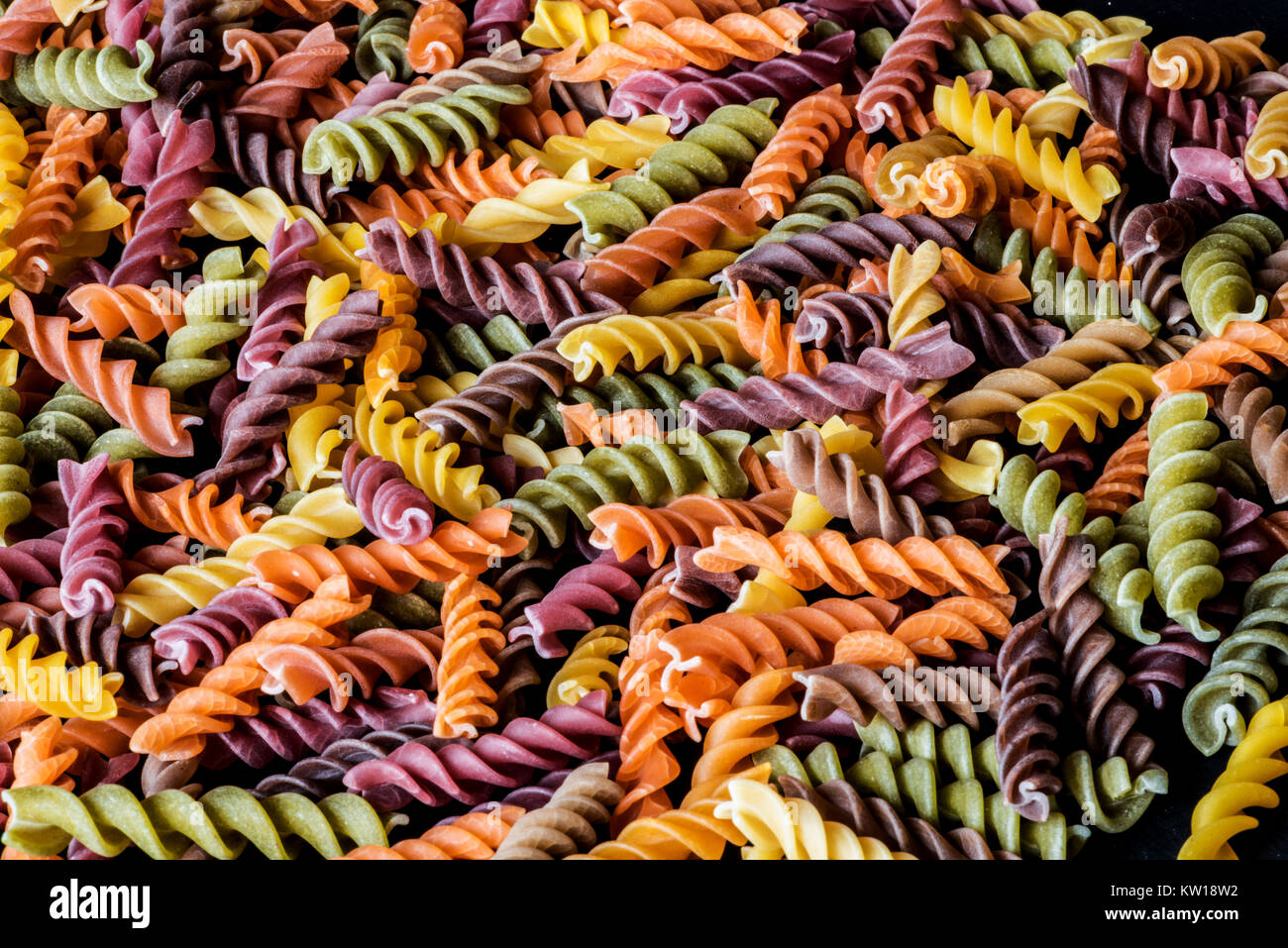 Fusillis aux couleurs vives. Spirale multicolore macaroni. Libre Banque D'Images