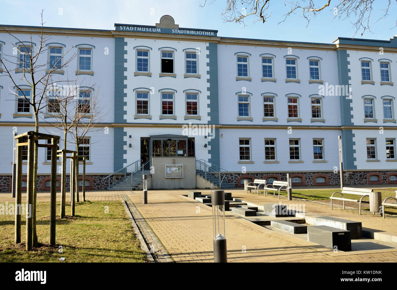 Riesa, Stadtmuseum und Bibliothek am Poppitzer Platz Banque D'Images