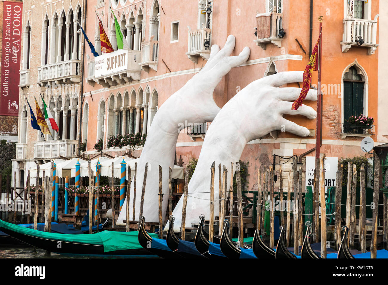 Mains géantes d'du Grand Canal de Venise, une sculpture intitulée l'appui de l'artiste Lorenzo Quinn, symbolisant la menace du changement climatique Banque D'Images